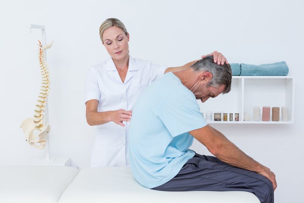 médecin examine le dos avec ostéochondrose