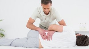 le dos de la douleur dans la région lombaire massage