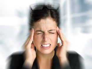 Des vertiges et des maux de tête souvent harcelés lors de l'ostéochondrose cervicale