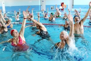 Nager dans la piscine peut aider à arrêter les dommages aux articulations